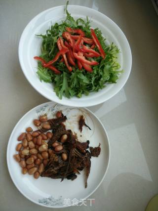 Tempeh Fish Mixed with Bitter Chrysanthemum recipe