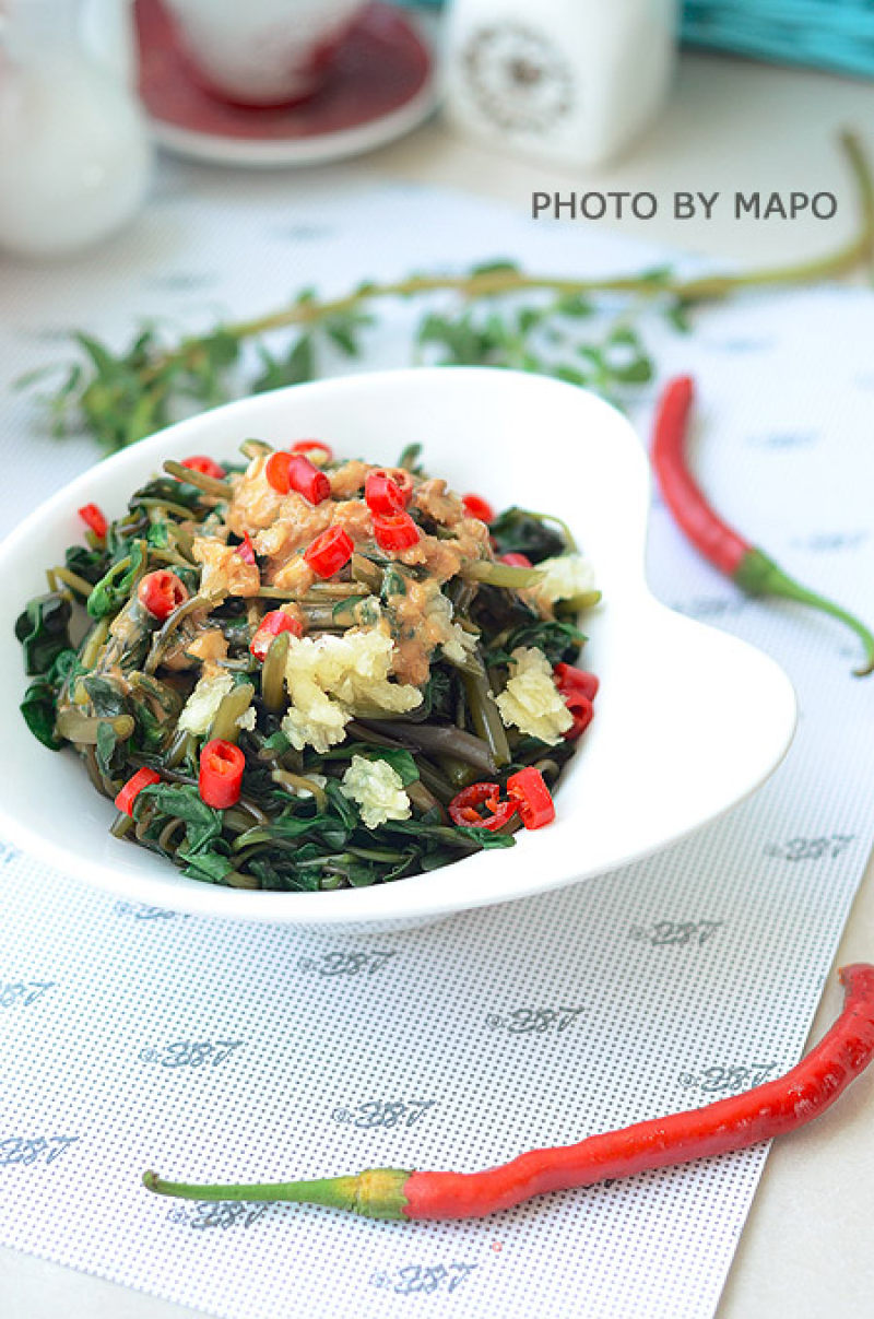Purslane with Garlic and Hemp Sauce recipe