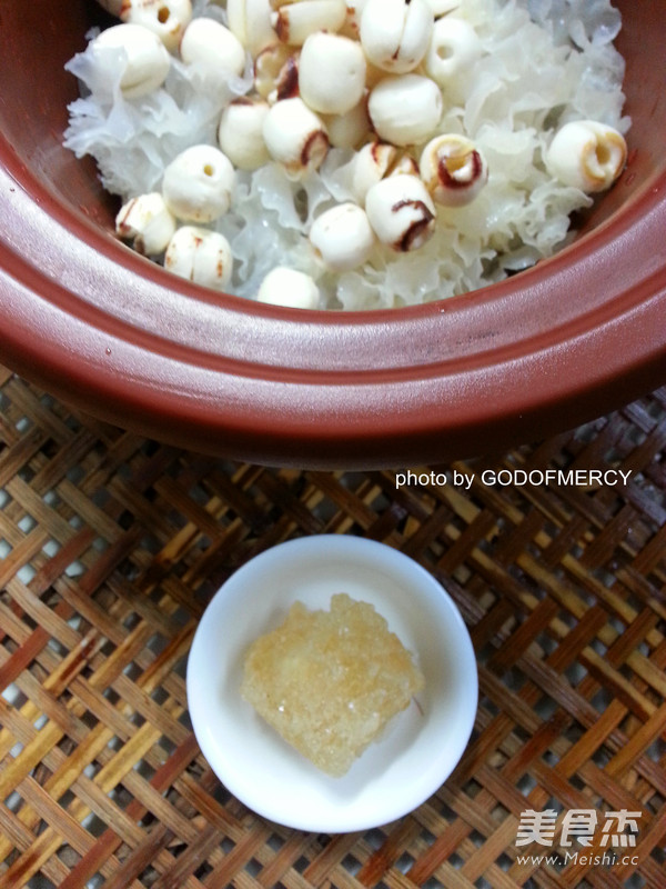 Papaya, Wolfberry, White Fungus and Lotus Seed Soup recipe