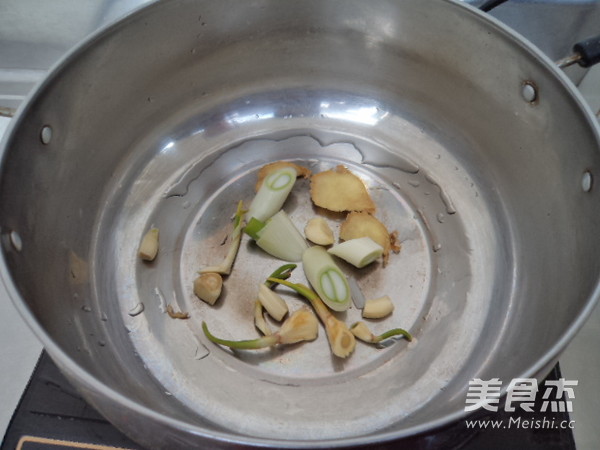 Silver Bud Shiitake Mushroom Crucian Fish Soup recipe