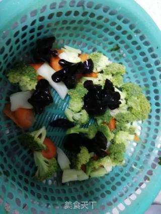 Stir-fried Carrot Fungus with Broccoli recipe