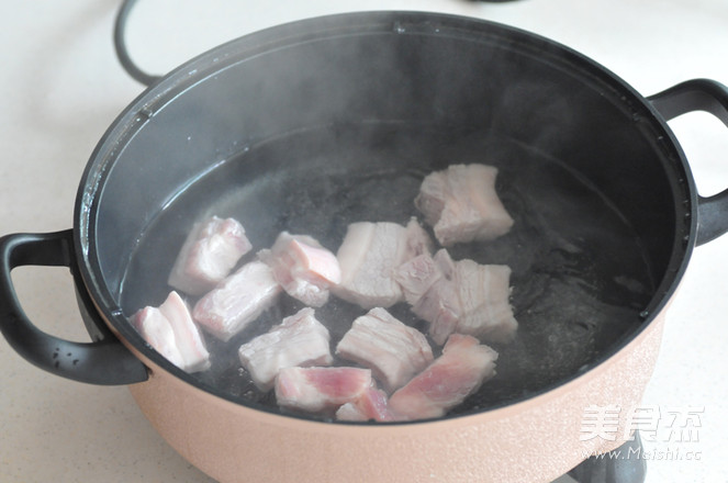 Stir-fried Pork with Garlic Sprouts recipe