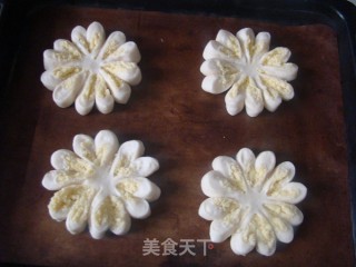 Coconut Chrysanthemum Bread recipe