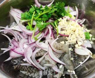 Fish Skin Mixed with Shallots in Waterlogging Sauce recipe