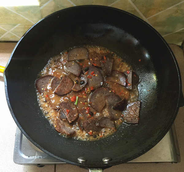 Stir-fried Pork Blood Meatballs with Green Peppers recipe