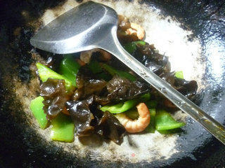 Fried Black Fungus with Shrimp and Pepper recipe