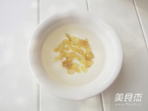 Saponaria and White Fungus Soup recipe