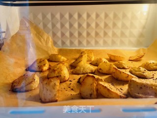Crispy Roasted Potato Wedges with Crispy Outside and Sticky Inside recipe
