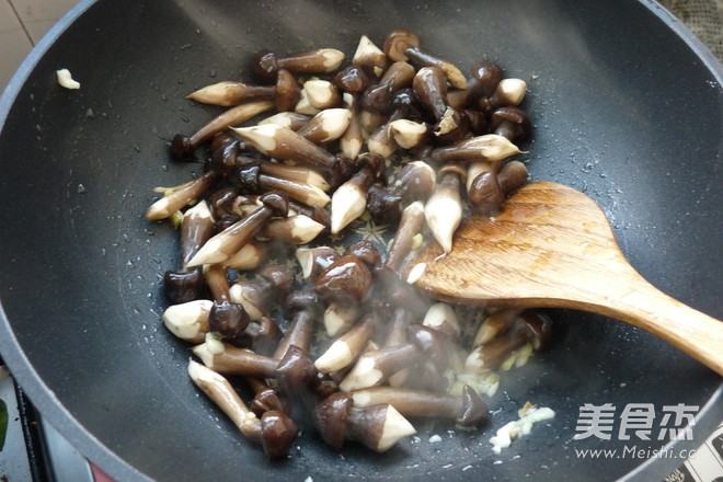 Stir-fried Shredded Squid with Agaricus recipe