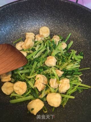 Stir-fried Tofu with Parsley recipe