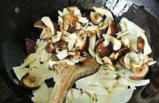 Sliced Double Mushroom and Bamboo Shoots in Oyster Sauce recipe