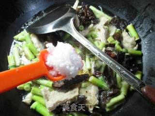 Barbecue Bran with Black Fungus Wild Bamboo Shoots recipe