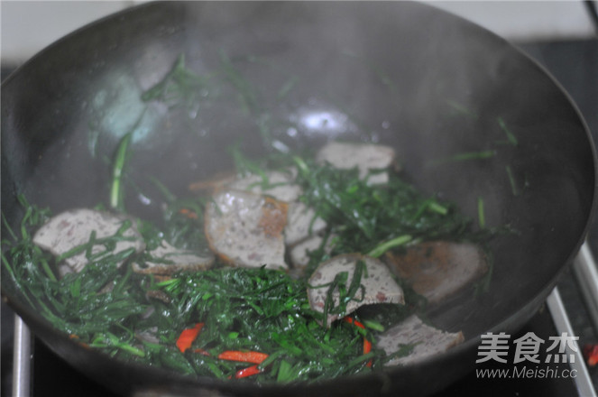 Stir-fried Pork Blood Meatballs with Leek recipe