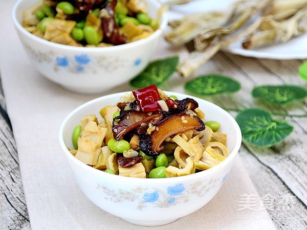 Mushroom Oil Mixed with Bamboo Shoots and Dried Edamame recipe