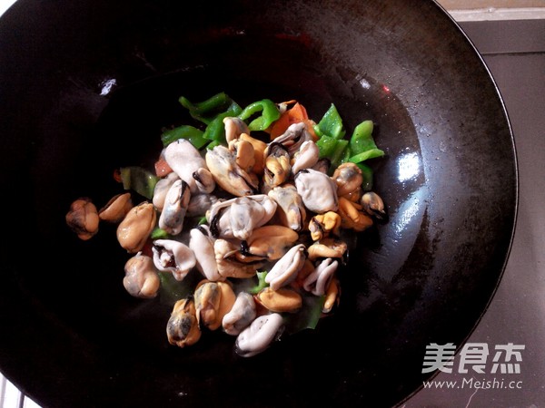 Stir-fried Mussels with Green Peppers recipe