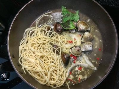 Spaghetti with Clams in Garlic White Wine recipe