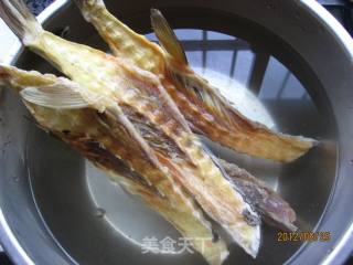 Garlic Bitter Chrysanthemum Mixed with Dried Fish recipe