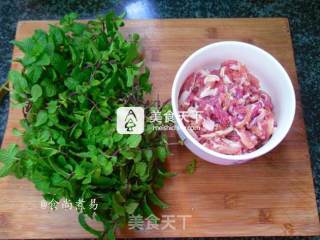 Stir-fried Pork with Mint recipe
