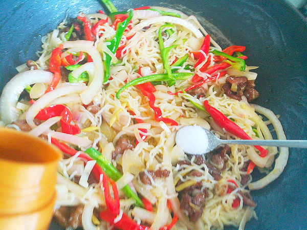 Stir-fried Beef Noodles with Onion recipe