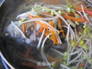 Bean Sprouts and Crucian Carp Soup recipe