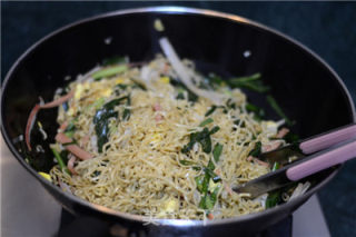 [qq Noodles with Crab Sticks and Chives] recipe