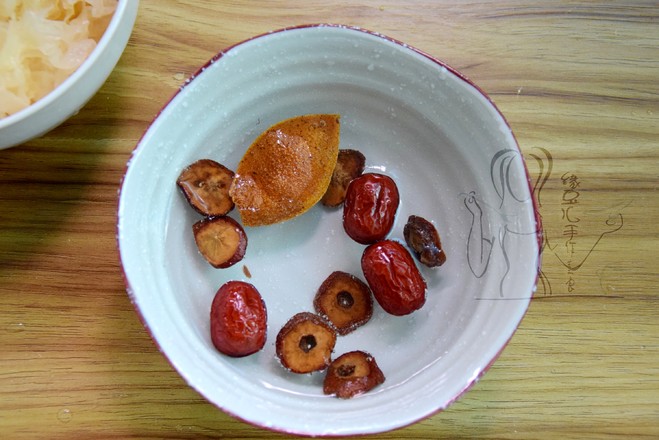 Hawthorn and Tremella Digestive Sweet Soup recipe