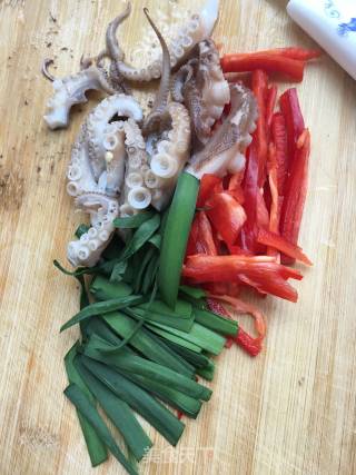 Octopus with Chives and Red Pepper recipe