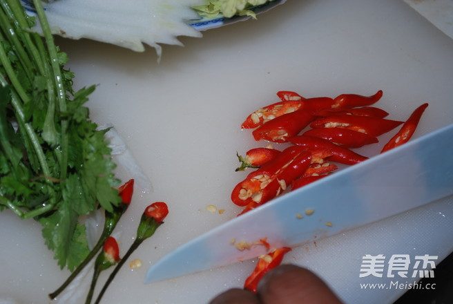Stir-fried Cabbage with Swan Eggshell recipe