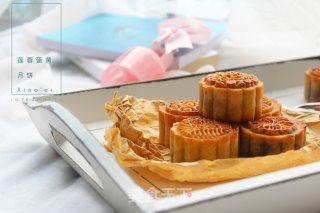 Mooncake with Lotus Seed Paste and Egg Yolk recipe