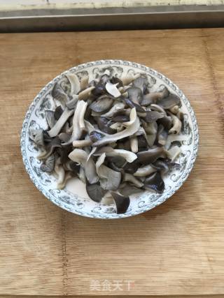 Stir-fried Mini Mushroom with Coriander recipe