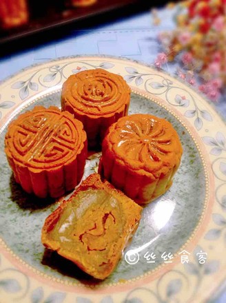 Cantonese Mooncake with Egg Yolk and Lotus Seed Paste