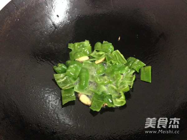 Stir-fried Sliced Eel with Green Pepper recipe