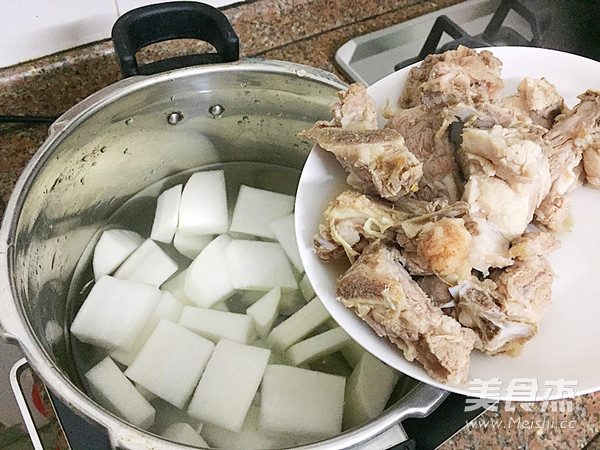 Stewed Pork Bone Soup with Longan and Radish recipe