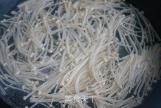 Stir-fried Enoki Mushroom with Spinach recipe