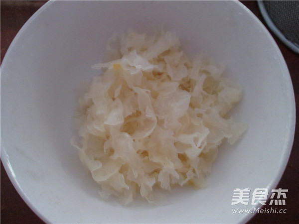 Stewed Hashima and Tremella with Rock Sugar and Sydney recipe