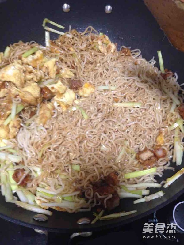 Fried Noodles with Leek and Egg recipe