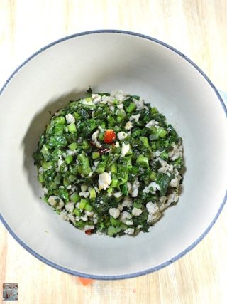 Griddle with Minced Pork and White Radish Leaves recipe