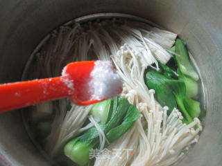 Green Vegetable and Enoki Mushroom Meat and Bone Soup recipe