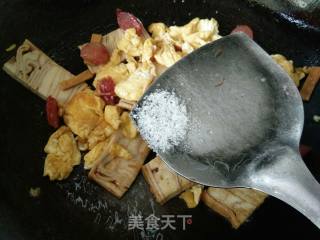 Fried Egg Sausage with Dried Flowers recipe