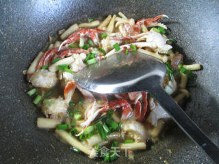 Stir-fried Crab with Mushroom and Seafood recipe