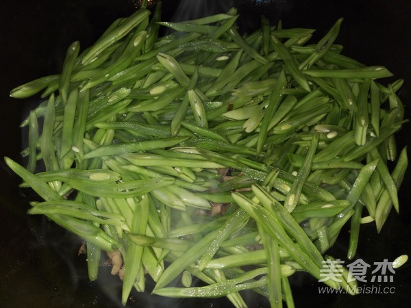 Home-cooked Meals-stir-fried Shredded Pork with Beans recipe