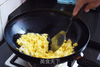 Scrambled Eggs with Dendrobium Flowers recipe