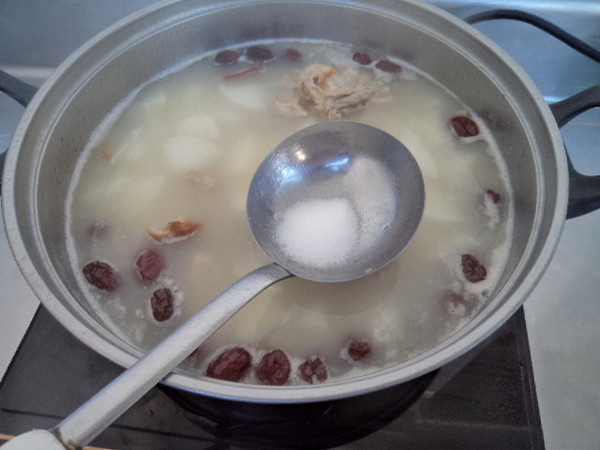 Duck Bone Soup with Red Dates and White Radish recipe
