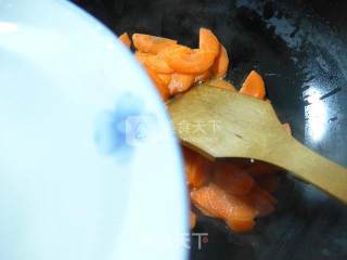 Stir-fried Carrots with Peanuts recipe