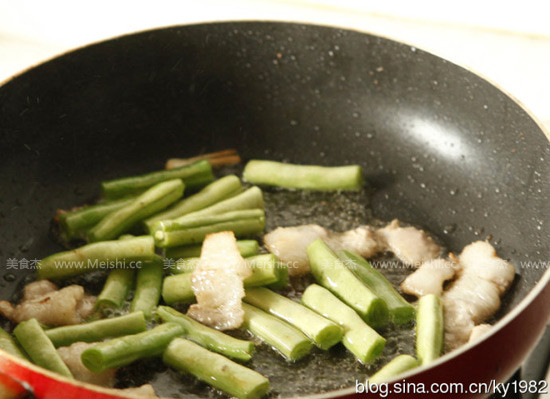 Braised Noodles with Beans recipe