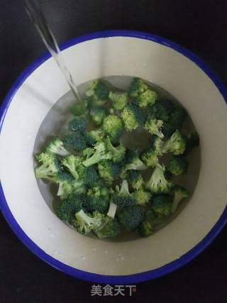 Stir-fried Broccoli with Chicken Breast and Shiitake Mushrooms recipe