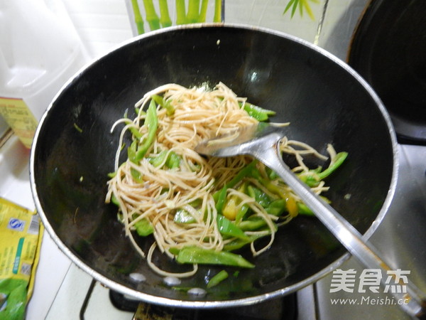 Stir-fried Shredded Bean with Green Pepper recipe