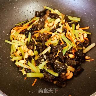 Stir-fried Fungus with Cashew Nuts and Celery recipe