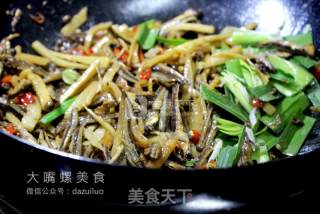 Stir-fried Dried Fish with Sour Bamboo Shoots recipe