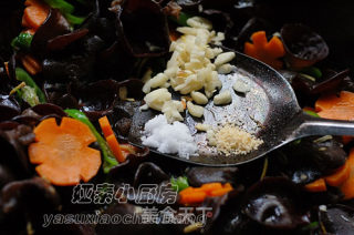 Stir-fried Thin Fungus with Sliced Gourd and Carrot recipe